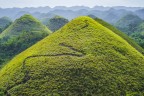 sony a99; iso 125; f8 ; 160mm; 1/200sec
e Chocolate Hills sono una formazione geologica situata nella provincia di Bohol, nelle Filippine. Vi sono almeno 1.260 colline, ma ci possono essere fino a 1.776 colli. Si sviluppano su una superficie di pi di 50 chilometri quadrati.