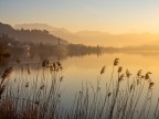 alba sul lago di Pusiano con il monte Resegone alle spalle.