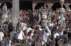 Scansione da vecchia diapositiva. Arrivati davanti al tempio di Dattatreya, una folla attendeva pazientemente l'inizio di ...? Non siamo riusciti a capirlo. Ma mi aveva colpito l'emergere, tra le persone, delle statue dei custodi-lottatori, quasi anche loro attendessero l'evento. Chiss cos' rimasto di tutto ci dopo il terremoto del 2015.