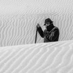 Un ritratto un po' insolito lo so, colto al volo tra una pazzia e l'altra tra le dune ,al riparo dal vento... Solo per fare gli auguri al mio fantastico socio dal cappello elegante! Buon compleanno Nico !!