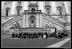 una simpatica scolaresca che appena si e accorta di essere fotografata(capira inpossibile passare inosservato con fish-eye a momenti li ero in braccio! :D:D:D) e partita con l'urlo ITALIA UNO!

nessuna pretesa ma una scena simpatica :D