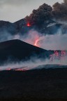 Eccovi uno scatto di cui vado orgoglioso...
Si tratta di un'immagine scattata il 27 luglio poco dopo il tramonto. Il sito  l'inconfondibile vulcano Etna, che in quell'occasione si era appena risvegliato sputando lava per alimentare ben 2 colate.
Quel giorno  stato memorabile perch ho trascorso circa 10 ore in quota, fino alle 03.00 del mattino seguente, portando a casa molte interessanti immagini.
A voi giudizi e critiche