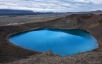 Il laghetto di acque azzurrissime che si trova all'interno del cratere centrale non deve far dimenticare che quella del Krafla  una delle aree vulcaniche pi attive dell'Islanda.