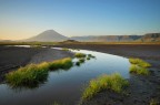 Tanzania, Lago Natron area. Sullo sfondo il cono del vulcano Ol Doinyo Lengai che nel versione locale della lingua Masai significa "Montagna di Dio".