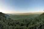 Il "Burrone Profondo", in Swaili questo significa Ngorongoro. Un enorme cratere di un vulcano estinto dal diametro di pi di 10 km a 2.200 m di altitudine, area naturale protetta e patrimonio dell'Unesco. Laggi, oltre la foresta, vivono in pace solo gli animali. Tranne le giraffe, per loro l'accesso al paradiso  vietato, il loro sistema circolatorio non gli consente di arrivare a quelle altitudini.