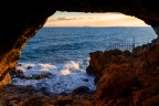 si trova sul monte circeo presso la punta rossa, da colore delle roccie, ovviamente