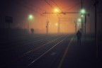 C' un solo vaso di gerani
Dove si ferma il treno,
E un unico lampione
Che si spegne se lo guardi,
E il pi delle volte
Non c' ad aspettarti nessuno,
Perch  sempre troppo presto
O troppo tardi...