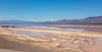 Letto di un antico lago che ha lasciato il posto al deserto,qui dopo un rarissimo temporale si allaga per qualche decina di cm. Il sito si trova nell'Eldorado Valley-Nevada contea di Clark a 900 mt slm
Oggi queste immense distese vengono sfruttate per la produzione di elettricit con l'energia solare.