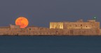 La Luna piena e il Castello Maniace La Luna piena e il Castello Maniace