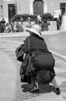 La signora intenta a fotografare la bellissima fontana in piazza De Ferrari a Genova.