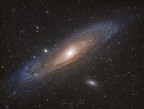 La galassia di Andromeda (M31) ripresa dai cieli sardi con il nuovo Celestron Rowe Ackermann da 20cm di diametro e Focale da 400mm a f/2.
La luce catturata in questa foto  vecchia di circa due milioni e mezzo di anni, ricadendo quindi, con le dovute approssimazioni, nel Pleistocene in un periodo in cui sostanzialmente l'uomo iniziava a calpestare la terra.
La foto  il risultato di 30 scatti da 30 secondi ciascuno.
Elaborata con PixInsight e Affinity Photo