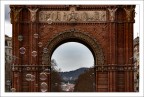 L'Arc de Triomf  una costruzione in mattoni datata 1888 ed eretta in occasione dell'Esposizione Universale di quell'anno. A differenza di altri archi di trionfo che celebravano vittorie militari, l'Arc de Triomf di Barcellona ha un carattere civile in quanto celebra il progresso artistico, scientifico ed economico.