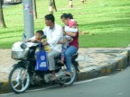 Famiglia in motorino a Phnom Penh