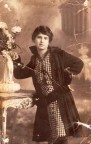 Quesa  la foto originale di una mia bisnonna che ho scannerizzato per provare a restaurala con Photoshop
