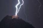 Il castello Utveggio di Palermo durante un nubifragio viene colpito da un fragororo e accecante fulmine