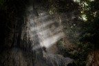 I raggi del sole sferzano le gocce d'acqua della Cascata Maggiore, nel bellissimo parco urbano Aymerich a Laconi, in Sardegna.