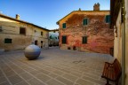 Paese antico, arte moderna Paese antico, arte moderna