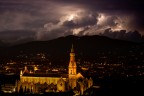 Una tempesta di fulmini spettacolare sulle colline dietro Firenze. Fusione di 5 scatti in postproduzione con Photoshop.