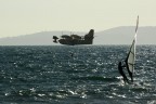 Canadair ripreso in azione a Scauri