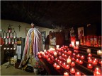 Cripta della chiesa fortificata di Les Saintes Maries De la Mer, che conserva la statua di Santa Sara, patrona dei Gitani. Questi vengono annualmente in pellegrinaggio da tutto il mondo a venerarla il 24 e 25 maggio.
Foto ripresa in appoggio precario il 6.9.2010 con Lumix  LX3, che si conferma macchina tuttofare di caratteristiche notevoli.