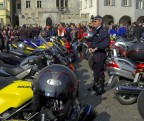 Ho fatto questo scatto al motoraduno per la benedizione delle moto a Trento in Piazza Duomo, pieno centro storico.
Il vigile in foto pareva cosi' sperduto, sembrava fatto apposta per uno di quei giochetti stile "trova l'intruso" da settimana enigmistica :D
La qualita' e' bassa anche perche' e' croppata, purtroppo ho fotto lo scatto molto di corsa, poi si e' girato e se ne e' andato...