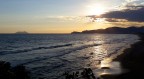 Il promontorio del Circeo visto da Sperlonga. Al centro Terracina, Pisco Montano.