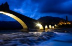 Ero lungo il fiume per impratichirmi coi tempi lunghi, quando arriva l'ora blu e le luci del ponte e di Bobbio si sono accese: non ho potuto fare a meno di pensare che sembrava proprio il paese delle fiabe che ascoltavo da bambina. Da qui il titolo della foto. 
Ogni commento, se vi andr di farlo, sar gradito.