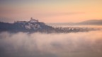 La foschia avvolge la Rocca di Angera La foschia avvolge la Rocca di Angera