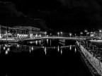 Una veduta nottura della Darsena , con in primo piano il ponte di Santa Lucia che lega l'isola di Ortigia alla citt di Siracusa