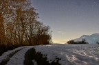 Scatto con Z50 a 24mm f2.8, 30 sec ISO 1600, la neve e gli alberi sono illuminati dal vicino abitato ti Torcegno