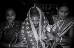 La ragazza viene "accompagnata" alla cerimonia del matrimonio. Il futuro marito ha pi o meno la stessa et e non andranno a convivere se non raggiunta la maggiore et. Orissa, India