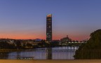 tramonto in Siviglia, la torre se Siville si specchia sul fiume guadalquivir.