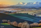 Le colline Marchigiane ghiacciate ed i monti Sibillini in un giorno glaciale, -7, Buon anno agli amici di 4U