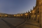 Il loggiato del Sinatra (Ispica) deve il suo nome allarchitetto netino che lo ha progettato.  un porticato semiellittico  in stile rococ, costruito di fronte alla Basilica di Santa Maria Maggiore, e delimita una piccola piazza, molto suggestiva.