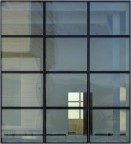 Due finestre e una porta.