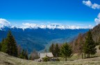 Panorama delle catene montuose Orobiche della Media Valtellina. Alzando lo sguardo, si possono intravedere le piste da sci di Aprica.