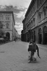 Sola me ne vo per la città Sola me ne vo per la città