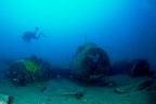 Il relitto di uno Junker JU88, bombardiere della 2a guerra mondiale in dotazione alla Luftwaffe.
Ora giace ad un paio di miglia dalla costa, a -34m.
Adagiandosi su un fondale sabbioso,  diventato un punto di riferimento per la vita marina.