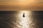 Barca a vela al tramonto Barca a vela al tramonto