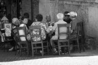 Durante una mia visita ad Urbino, sono stato attratto da questa compagnia che mangiava adiacente alla piazza e mi ha fatto fare un salto indietro  nel tempo e ricordarmi di vecchi scatti dei miei genitori e non ho resistito e sono stati carinissimi, bench accortesi della mia presenza fanno fatto finta di nulla.