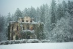 Villa De Vecchi in Valsassina, detta anche la Casa Rossa. La leggenda vuole che sia un luogo infestato da spettri e fantasmi!