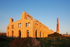 Ho visitato questo affascinante luogo lo scorso fine dicembre e avevo gi in mente di proporre un reportage; poi, in questi giorni, a seguito del ciclone che si  abbattuto sulla Sicilia sud-orientale, si sono diffuse notizie di crolli e quindi sono ancor pi motivata a dare la mia testimonianza. Incredibilmente i crolli sono stati parziali, ma  solo questione di tempo, se non si interviene rapidamente questo bellissimo esempio di archeologia industriale sar destinato a scomparire.