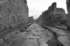 Un vicolo di una piovosa Pompei