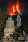 Belpasso (CT) - Chiesa di Santa Maria della Guardia ripresa in notturna durante l'eruzione dell'Etna nel febbraio 2022!