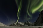 Flakstad Beac, Lofoten (Norvegia)
Dopo 9 notti di neve e tempesta, il meteo mi ha regalato un cielo stellato. Complice la luna piena, che illuminava quasi a giorno la spiaggia, ho iniziato a scattare. Questa una delle immagini del fuoco della volpe.
Purtroppo nessuna foto sar mai in grado di descrivere la danza dell'aurora nel cielo...