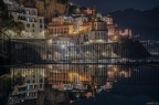 Atrani riflessa e vista da Amalfi (NA) Atrani riflessa e vista da Amalfi (NA)