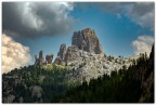 Le cinque torri di Averau.
Gruppo del Nuvolau, Dolomiti Ampezzane.
Una volta erano meta soprattutto degli appassionati di arrampicata, ora a migliaia vanno in "pellegrinaggio" sul set di "Un passo dal cielo".