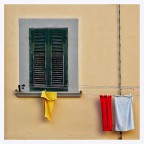 Finestra con panni stesi Finestra con panni stesi