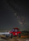 La foto  stata eseguita in 10 scatti...uno per la via lattea e 9 in multiesposizione!   

Nel set sono state poste luci fisse dentro la macchina e sul retro (sopra le gomme lato destro non a vista)  per illuminare il terreno sottostante e staccare maggiormente il fuoristrada... Davanti  stato eseguito (personalmente) un Light Painting manuale per illuminare il terreno e il fuoristrada in primo piano!  

Spero sia un lavoro gradito!