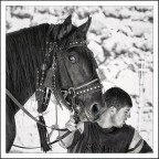 un giovane pastore romeno ed il suo cavallo